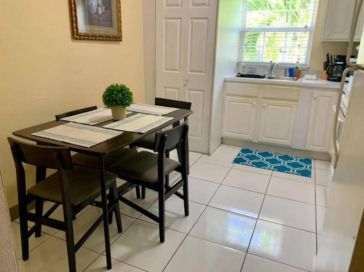 Suite 2, Blue Pavilion - Steps To Beach - Car, Value, Service West Bay 0*,  Isole Cayman